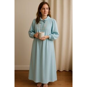 Apostrophe Sears Vintage Robe‎ Medium Light Blue Floral Embroidered Lounger